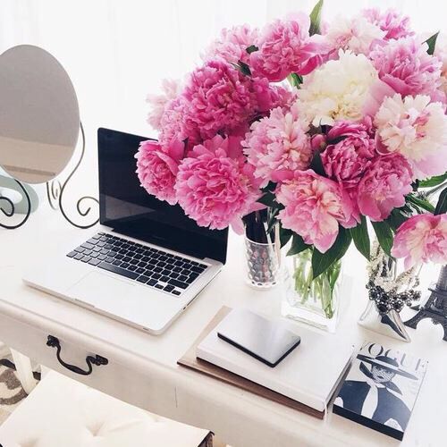 desk-w-flowers